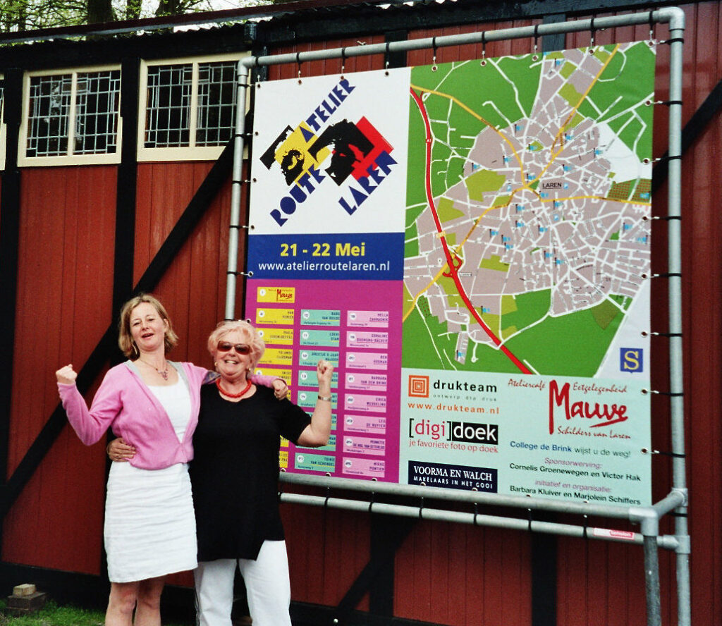 Barbara en Marjolein bij de eerste Atelierroute Laren in 2005